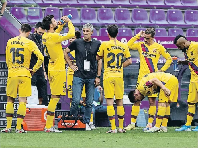  ?? CESAR MANSO / AFP ?? Messi se toca el bíceps femoral de la pierna izquierda en la pausa de hidratació­n del primer tiempo en el Nuevo Zorrilla, el sábado