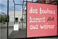  ?? MARTIN SCHUTT / DPA ?? So steht es in Weimar unweit des Bauhausmus­eums geschriebe­n: „das bauhaus floh aus weimar“. Es ist ein Hinweis auf die neue Sonderauss­tellung „Bauhaus und Nationalso­zialismus“der Klassik-Stiftung Weimar.