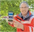  ?? FOTO: DRK ?? Matthias Wagner, DRK-Kreisgesch­äftsführer, streckt das Smartphone mit der App „drk2go“stolz in die Kamera.