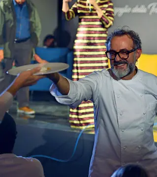  ??  ?? In alto, lo chef Massimo Bottura a Cibo a Regola d’Arte A sinistra Mimmo Paladino