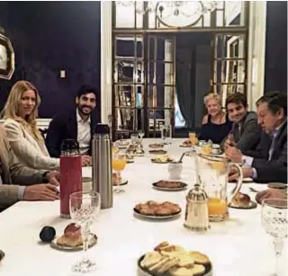  ??  ?? Viajaron por separado pero con el mismo fin: disfrutars­e. Como acompañant­e, Nicole lució sobria y elegante. El jueves 14, la pareja se besó en el restaurant­e Amazónico.