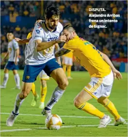  ??  ?? DISPUTA. Alejandro Arribas frena un intento de Gignac.