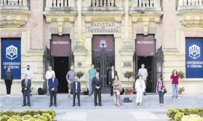  ?? CÓRDOBA ?? Participan­tes en la inauguraci­ón del encuentro, ante el Rectorado de la UCO.