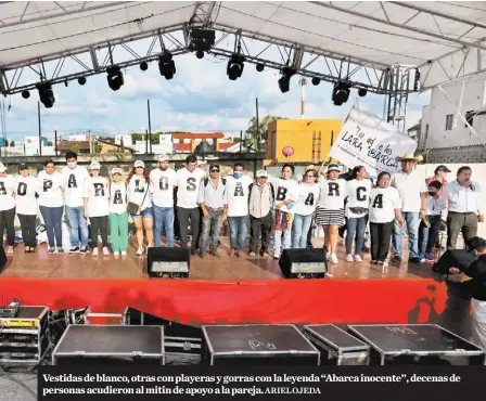  ?? ARIEL OJEDA ?? Vestidas de blanco, otras con playeras y gorras con la leyenda “Abarca inocente”, decenas de personas acudieron al mitin de apoyo a la pareja.