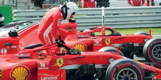  ?? (Lapresse) ?? Gioco di squadra Sebastian Vettel esce dall’abitacolo dopo le qualifiche del Gp di Monza: oggi partirà dietro al compagno Kimi Raikkonen che lo deve aiutare in ottica mondiale