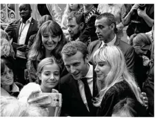  ??  ?? Le président de la République s’est prêté aux jeux des selfies avec les enfants.