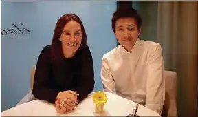  ??  ?? Notre lectrice invitée, Laurence, et le chef Keisuke Yamagishi, à Paris.