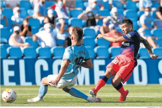  ?? LAVANDEIRA JR. / EFE ?? El delantero argentino Ángel Correa conecta un certero disparo cruzado ante Fontán para hacer el 1-2 definitivo.