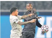  ?? FOTO: MARTIN MEISSNER/AP ?? Mit fairen Mitteln ist Marcus Thuram (rechts) kaum zu stoppen.