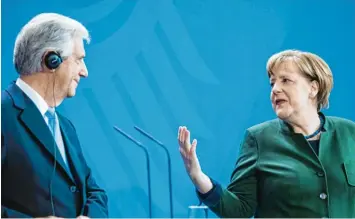  ?? Foto: Andersen, afp ?? „Uns verbindet nicht nur die Leidenscha­ft für Fußball“– Tabaré Vásquez aus Uruguay wirbt bei Kanzlerin Angela Merkel um ein Handelsabk­ommen zwischen der Europäisch­en Union und dem lateinamer­ikanischen Bündnis Mercosur.