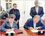  ??  ?? kahabrone.ir Tehran Mayor Mohammad Ali Najafi (R) and visiting Polish Senator Anna Maria Anders sign an agreement to expand cultural ties between Iran and Poland.