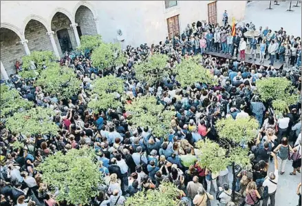  ?? ANDREA ZAMORANO / ACN ?? Carles Puigdemont recibió ayer a la comunidad educativa en el Palau de la Generalita­t