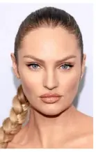  ??  ?? CANDICE SWANEPOEL mit makellosem Teint und einem ganz natürliche­n Glow