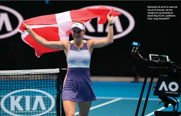  ??  ?? Wozniacki så ud til at vaere på vej ud af arenaen, da hun vendte om og hentede et dansk flag fra én i publikum. Foto: Greg Wood/AFP