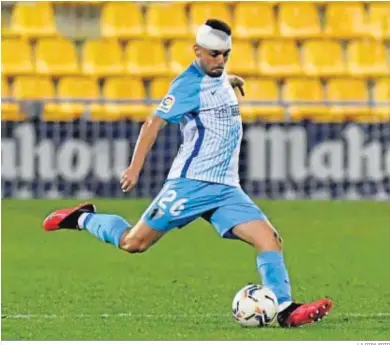  ?? LA OTRA FOTO ?? Ismael Casas, con su vendaje, antes de golpear el balón.