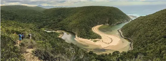  ??  ?? UITSIGTE VIR AFRIKA (bo). ’n Welkome blaaskans (en ’n praguitsig) kort voordat ’n mens die Soutrivier oorsteek. Die heuwel aan die ander kant van die rivier is die laaste klim van die dag.