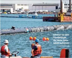  ?? CLEANUPPRO­JECT, APA ?? Arbeiter vor dem Plastikfän­ger, der heute seine Arbeit aufnimmt