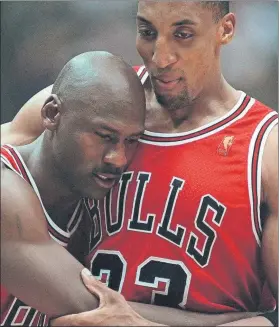  ?? FOTO: AP ?? Michael Jordan, abrazado a Pippen en el quinto partido de las finales NBA de 1997