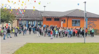  ?? FOTO: CF ?? Eine Luftballon­aktion starteten die Frittlinge­r Grundschül­er, um neue Lehrer zu finden.