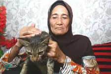  ?? — Photo by Muhd Rais Sanusi ?? Abdul Kadir’s wife Salina Mohd, 61, holds her late husband’s cat.