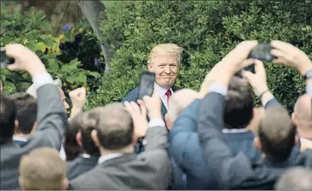  ?? SAUL LOEB / AFP ?? Trump recibió ayer en la Casa Blanca al equipo de los New England Patriots, ganadores de la Super Bowl