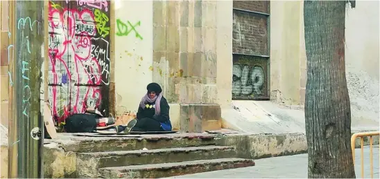  ?? MARCOS PARDEIRO ?? Una mujer indigente, en la calle Arc de Sant Martí de Barcelona