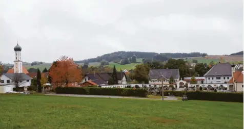  ?? Foto: Karin Marz ?? Derzeit ist es zwar noch eine Wiese, aber der Gemeindera­t überlegt, ob hier bald eine Einrichtun­g für altersgere­chtes Wohnen errichtet werden kann.