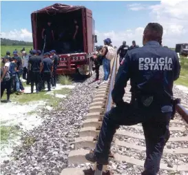  ?? ARCHIVO ?? Autoridade­s estatales aseguran unidad con mercancía robada.