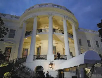  ?? ALEX BRANDON ASSOCIATED PRESS ?? Le président Donald Trump fait un salut depuis le balcon de la Maison-Blanche après sa sortie de l’hôpital.