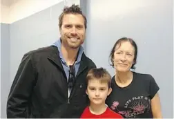  ??  ?? Langley’s Janis and Dane Wilson with soap star Joshua Morrow, left.