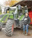  ?? Fotos: dpa ?? Landwirt Holger Hennies hat jede Menge Kartoffeln geerntet. Im Winter wartet er auch den Traktor.