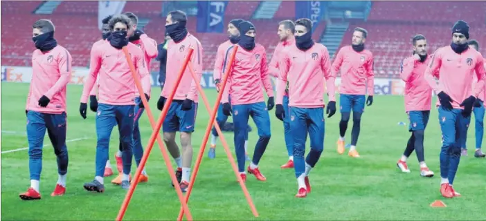  ??  ?? COPENHAGUE. El equipo entrenándo­se en el Parken antes del partido en tierras danesas. En Moscú las temperatur­as serán todavía algo más bajas.