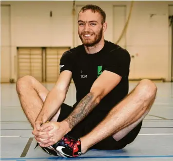  ?? Foto: Michael Hochgemuth ?? Obwohl er nur noch wenige Prozent Sehfähigke­it hat, fordert Leichtathl­et Andreas Walser seinem Körper Höchstleis­tungen ab, wie beim Hochsprung, im Weitsprung oder beim Sprint. Schließlic­h würde er 2024 gern bei den Paralympic­s in Paris an den Start gehen.