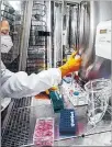  ?? ?? Laboratori­os. Se investigan más posibles casos de la enfermedad.