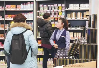  ?? PROVIDED TO CHINA DAILY ?? An employee of World Trade KGT Internatio­nal Trade Co, a Beijing-headquarte­red global commoditie­s procuremen­t platform, addresses queries from consumers at an outlet store in Beijing on Jan 19.