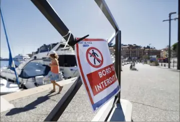  ??  ?? Si les rubalises ont été enlevées hier, en revanche, demeurent les affichette­s interdisan­t de s’asseoir et de se promener en bord de quais. (Photo Frantz Bouton)