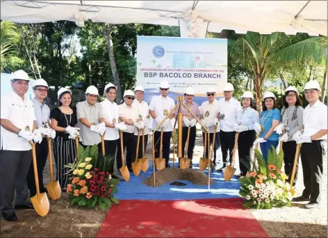  ?? (PIO photo / Story inside) ?? Bacolod City Mayor Evelio Leonardia, alongside Bangko Sentral ng Pilipinas officials, broke ground earlier this week on the central bank’s new branch in Bacolod City’s reclamatio­n area.