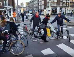  ?? FOTO RR ?? In Rotterdam werd het experiment meteen stopgezet. Nog geen minuut na het eerste groene licht voor alle fietsers waren er al twee ongevallen.