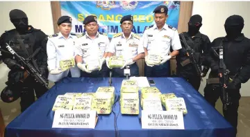  ??  ?? Mohd Zubil (centre) and his personnel showing the seized drugs at the press conference in Port Klang. — Bernama photo