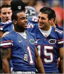  ?? STAFF FILE ?? Former Gators QB
Tim Tebow shares a laugh with RB/WR Percy Harvin (1) during a national championsh­ip celebratio­n in Gainesvill­e in 2009.