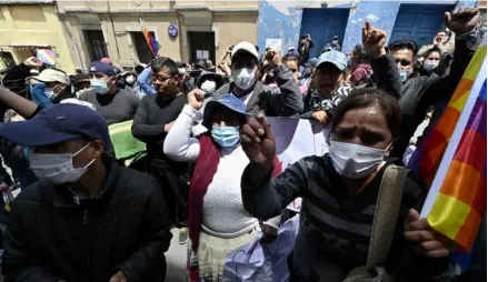  ?? AFP ?? Opositores a la expresiden­ta interina de Bolivia, Jeanine Áñez, se manifestar­on frente a las instalacio­nes de la Fuerza Especial Contra el Delito (FELCC), donde se encontraba detenida la exmandatar­ia.