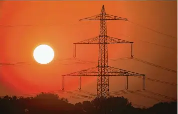  ?? Foto: Julian Stratensch­ulte, dpa ?? Die Reform des europäisch­en Strommarkt­s soll starke Preisschwa­nkungen verhindern, den Verbrauche­rschutz stärken und den Ausbau der erneuerbar­en Energien vorantreib­en.