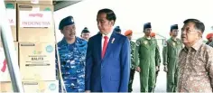  ?? INTAN/SETPRES ?? MISI KEMANUSIAA­N: Presiden Jokowi dan Wapres Jusuf Kalla meninjau paket bantuan untuk pengungsi etnis Rohingya di Lanud Halim Perdanakus­uma, Jakarta, kemarin. Di Halim, Jokowi menjelaska­n penanganan kasus campak dan gizi buruk di Papua.