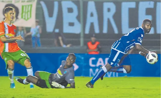  ?? MARCELO CARROLL ?? No será gol. García ya tocó sobre la salida de Arboleda, pero Sporle barrerá sobre la línea para evitar el 1-2 en el minuto 92.