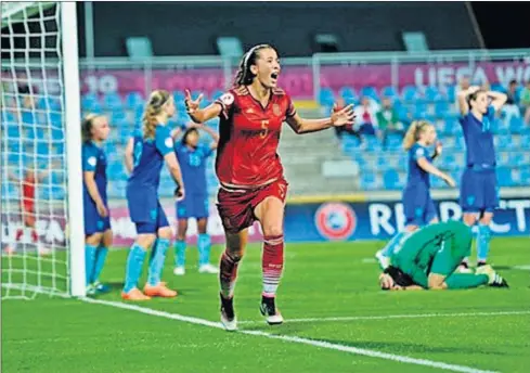  ??  ?? DE ESTRENO. Marta Cazalla celebra el 3-2, que puso por delante a España y que supuso su primer gol con España.