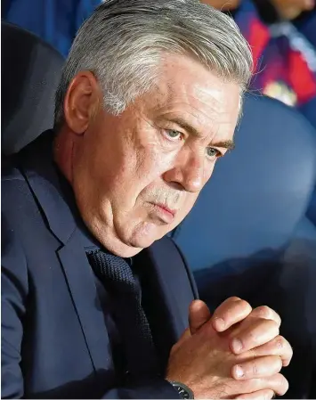  ?? Foto: Peter Kneffel, dpa ?? Carlo Ancelotti ist nicht mehr Trainer des FC Bayern München. Fans und Trainer aus dem Landkreis Aichach Friedberg nennen die Gründe für seinen Rauswurf und verraten, wer künftig auf der Bayernbank sitzen sollte.