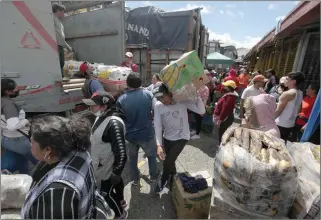  ?? XCA ?? Un total de 11 camiones llegaron ayer a la Feria Libre con productos de la Costa. Los automotore­s se encontraba­n atrapados por más de 11 días en la Cuenca-Molleturo-El Empalme.