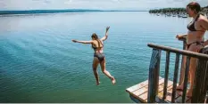  ?? Archivfoto: Julian Leitenstor­fer ?? Die Wasserqual­ität des Ammersees ist laut Gesundheit­samt ausgezeich­net. Unser Ar‰ chivfoto zeigt den Sprungturm in Utting.