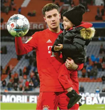  ?? Foto: Rauchenste­iner ?? Den Ball nahm Philippe Coutinho als Andenken an diesen famosen Nachmittag mit nach Hause. Möglicherw­eise kickt dort dann Tochter Maria gegen das gute Stück, das Papa so zart behandeln kann wie kaum ein anderer.