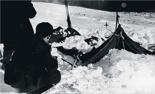  ?? LV. ?? Una tienda rajada. Los restos del campamento­s, en una imagen tomada el 26 de febrero de 1959. Abajo, el jefe del grupo, Ígor Diátlov